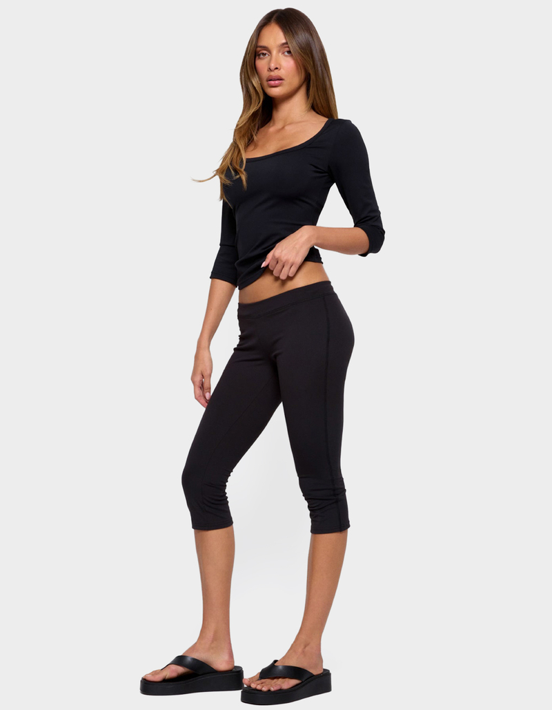 EDIKTED Desi Scoop Neck Three-Quarter Sleeve Top image number 3