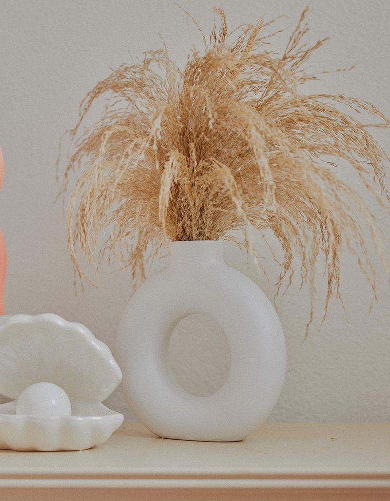 Dried Pampas In Donut Vase image number 2