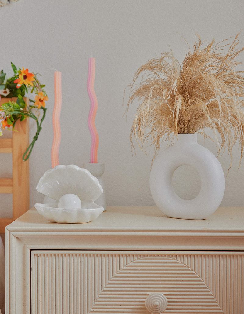 Dried Pampas In Donut Vase image number 3