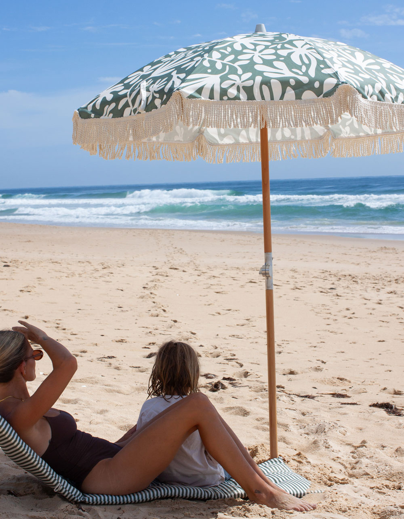 SUNNYLIFE The Vacay Luxe Beach Umbrella image number 7
