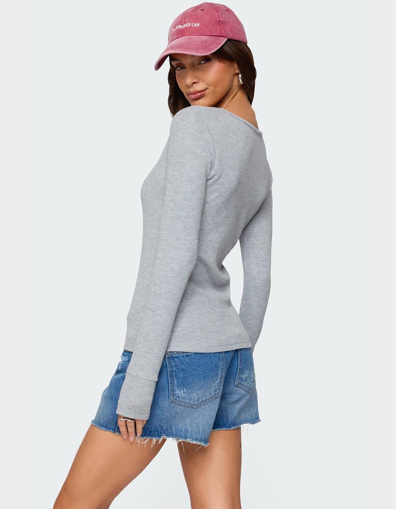 EDIKTED Helaine Waffle Henley Tee image number 4