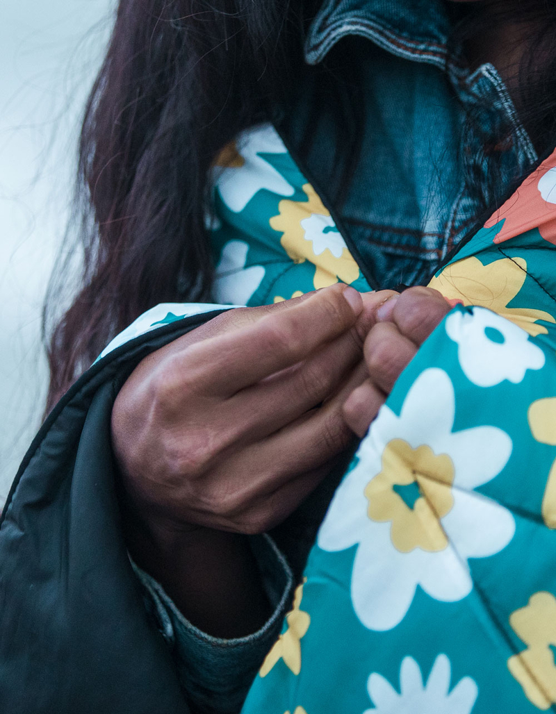 NOMADIX Spring Flowers Puffer Blanket image number 5