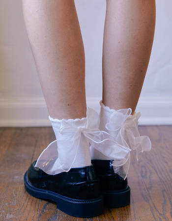 MEMOI Flowing Ribbon Back Scalloped Edge Womens Crew Socks Primary Image
