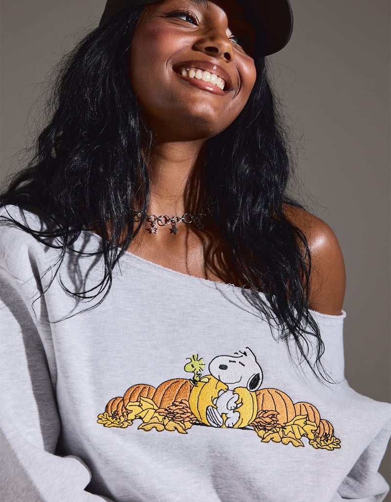 RSQ x Peanuts Halloween Snoopy Pumpkin Womens Off The Shoulder Sweatshirt image number 5