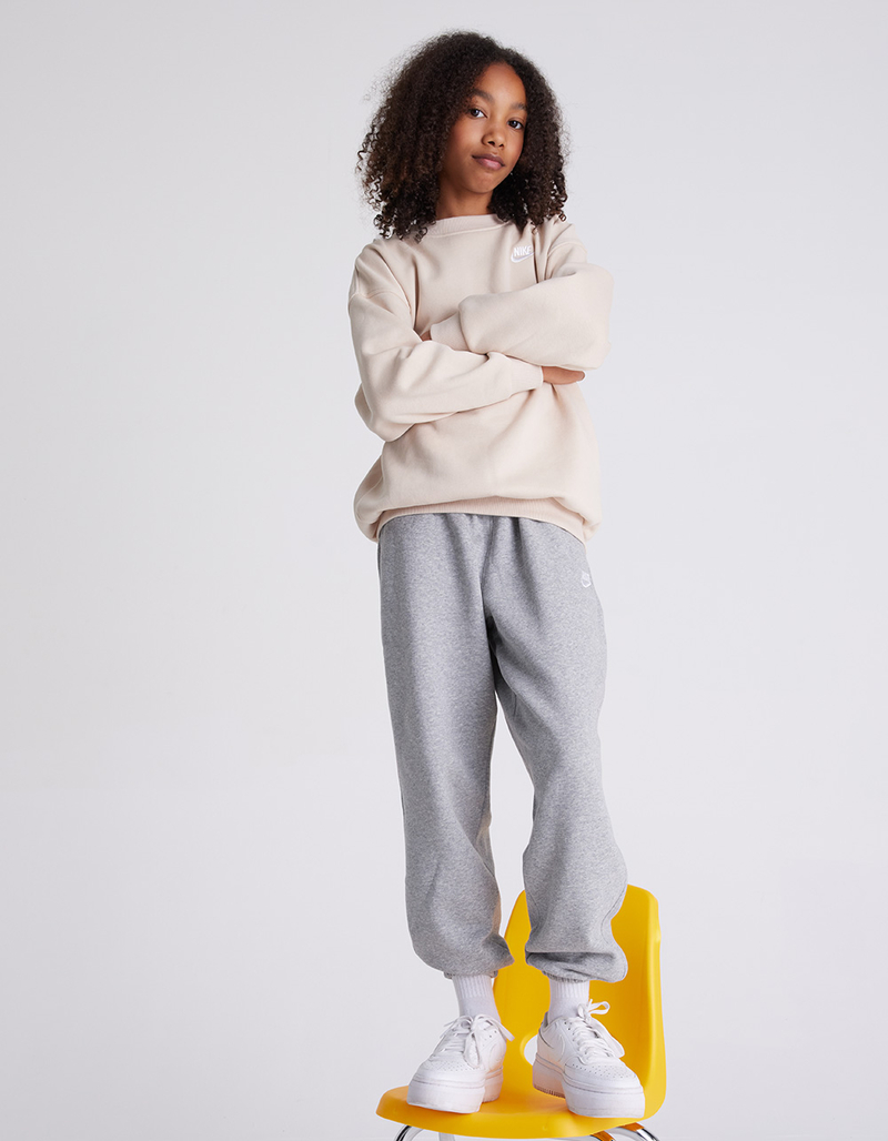 NIKE Sportswear Club Girls Oversized Fleece Joggers image number 4