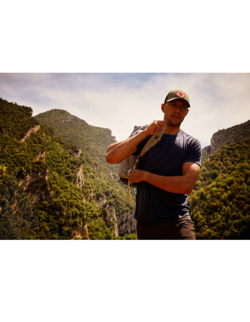 FJALLRAVEN 1960 Logo Langtradarkeps Trucker Hat image number 1