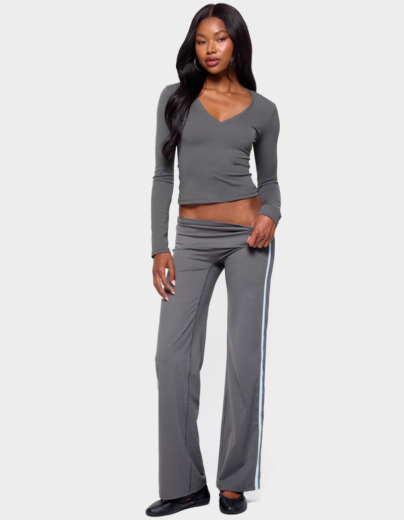 EDIKTED Ferne Long Sleeve V-Neck Top image number 3
