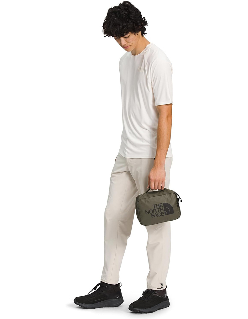 THE NORTH FACE Base Camp Voyager Toiletry Kit image number 3
