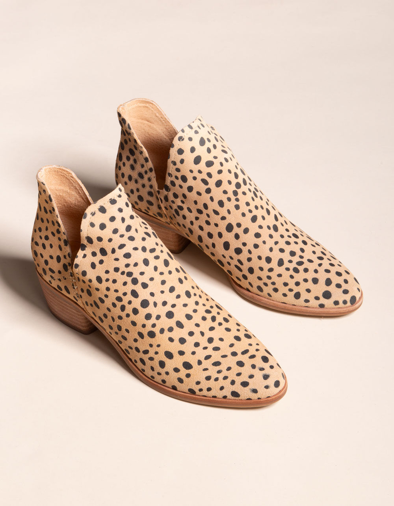 DOLCE VITA Chop Out Leopard Womens Booties image number 0