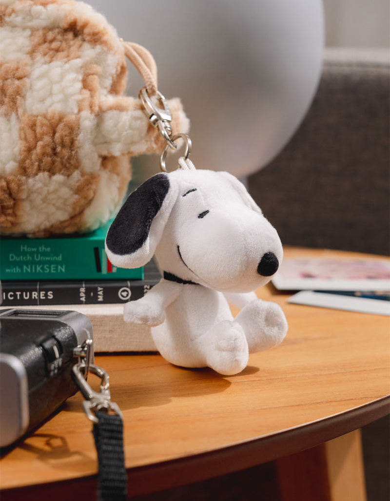 SMOKO Snoopy Plush Keychain image number 1