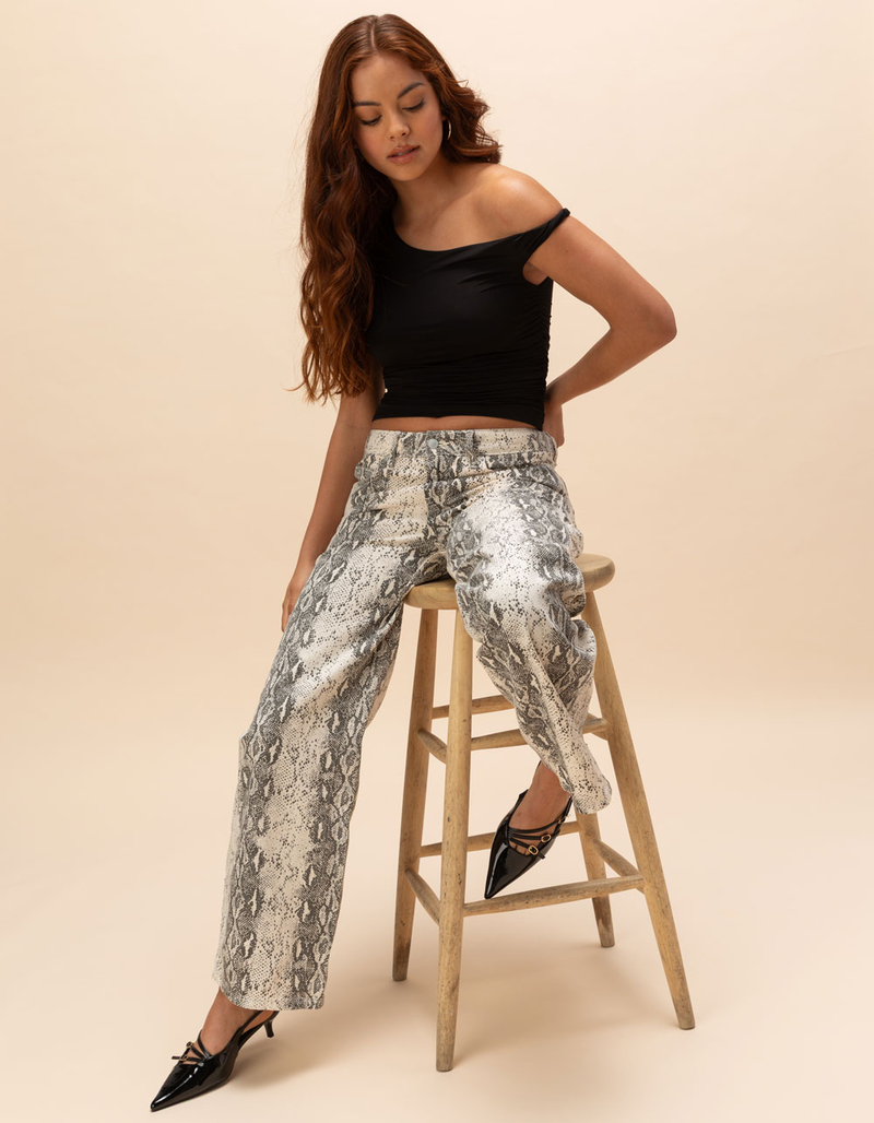 TILLYS Butter Soft Asymmetrical Off The Shoulder Womens Top image number 5