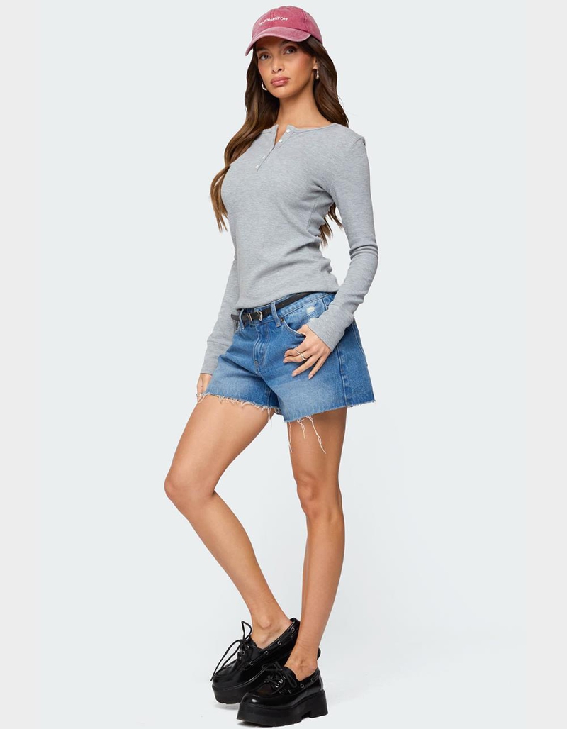 EDIKTED Helaine Waffle Henley Tee image number 3