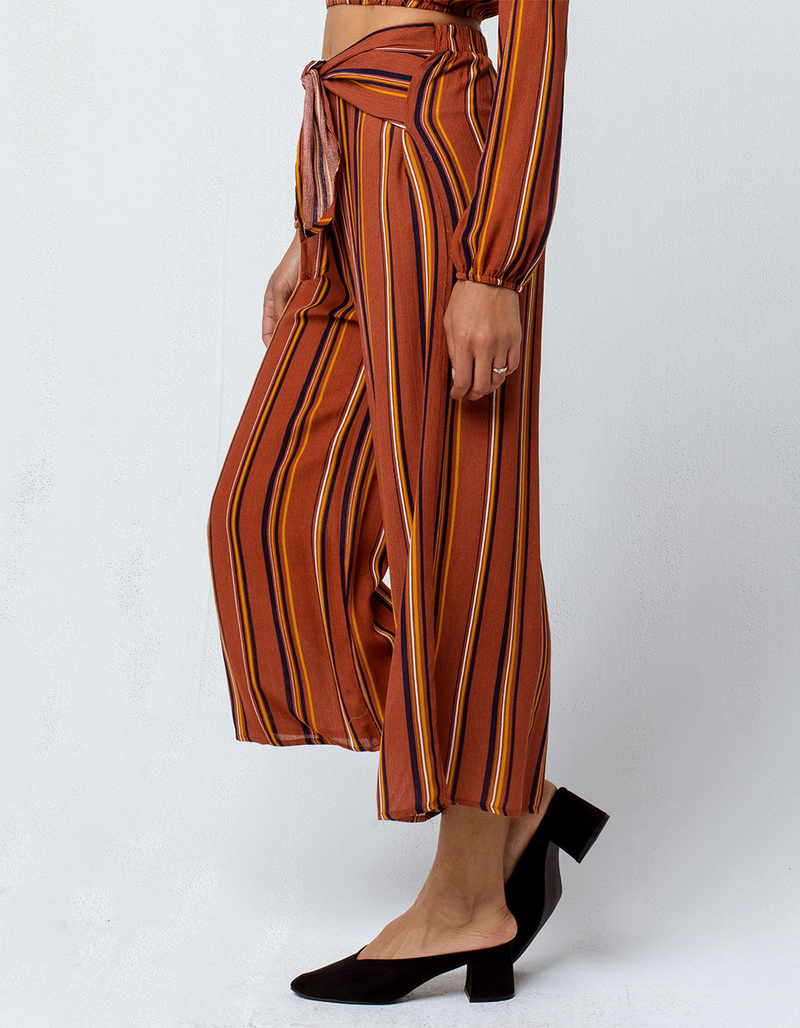 SKY AND SPARROW Surplice Tie Crop Top And Pants Set image number 3