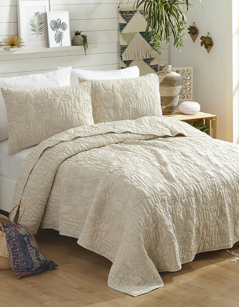 JUNGALOW BY JUSTINA BLAKENEY Hamsa Full/Queen Quilt Set image number 1