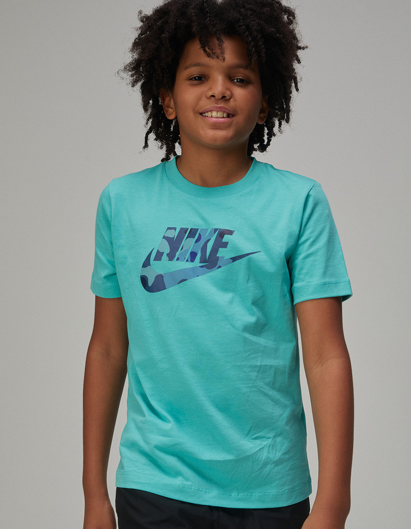 NIKE Sportswear Club Essential Camo Boys Tee image number 0