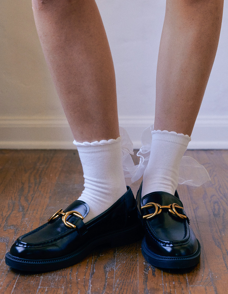 MEMOI Flowing Ribbon Back Scalloped Edge Womens Crew Socks image number 3