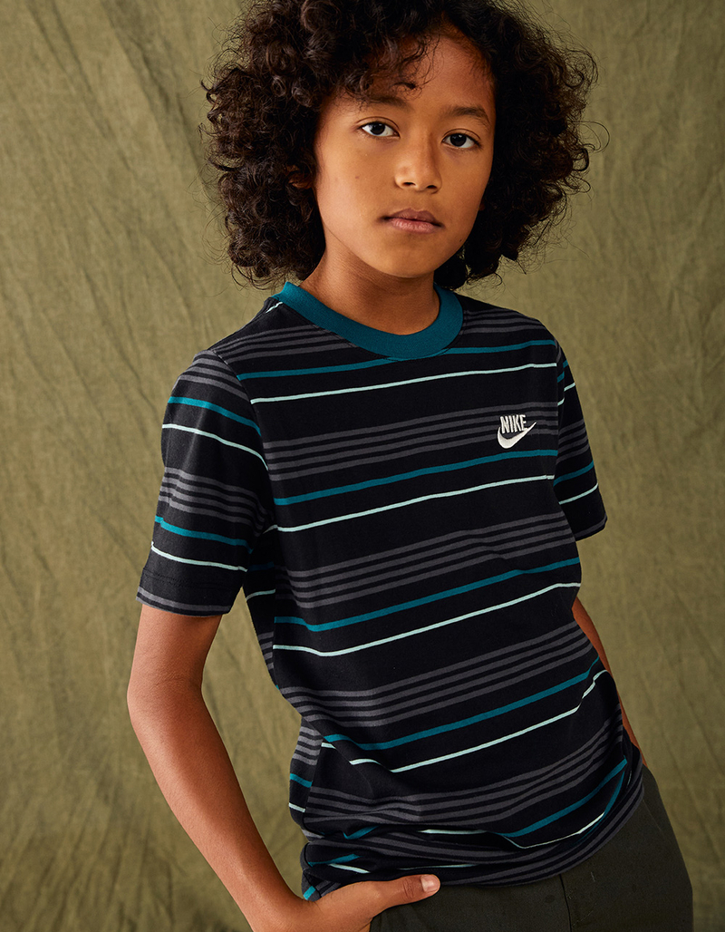 NIKE Sportswear Club Stripe Boys Tee image number 3