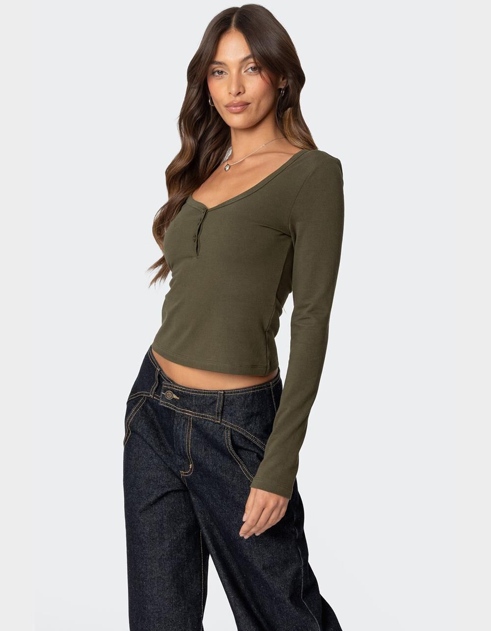 トップス GOOD GRIEF! SFSC PRINTED HENLEY NECK TOP EDIKTED Leah Henley Top - DK GREEN | Tillys