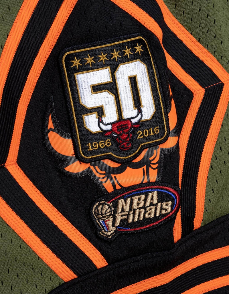 MITCHELL & NESS NBA Flight Swingman Chicago Bulls 1997-98 Mens Shorts image number 2