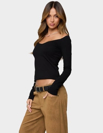 EDIKTED Nattie Off Shoulder V-Neck Top Alternative Image