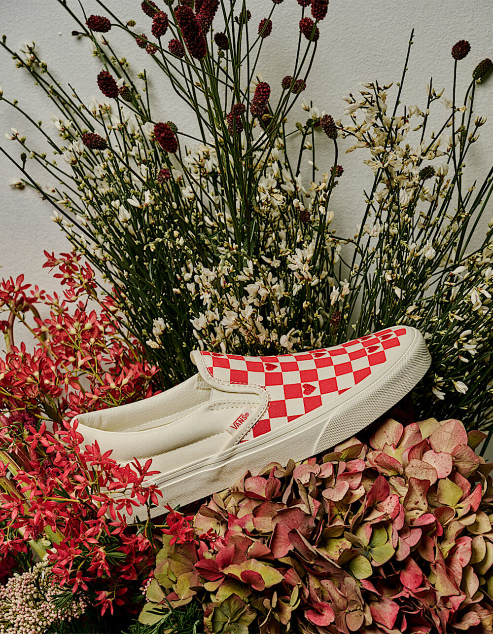 VANS Checkerboard Hearts Womens Classic Slip-On Shoes - RED/WHITE