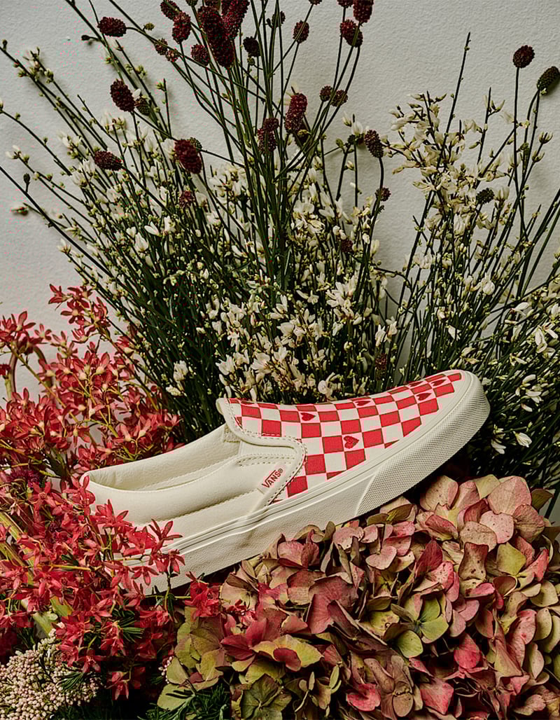 VANS Checkerboard Hearts Womens Classic Slip-On Shoes image number 4