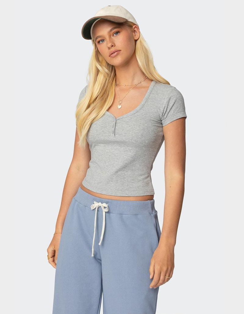 EDIKTED Katerina Henley Tee image number 0
