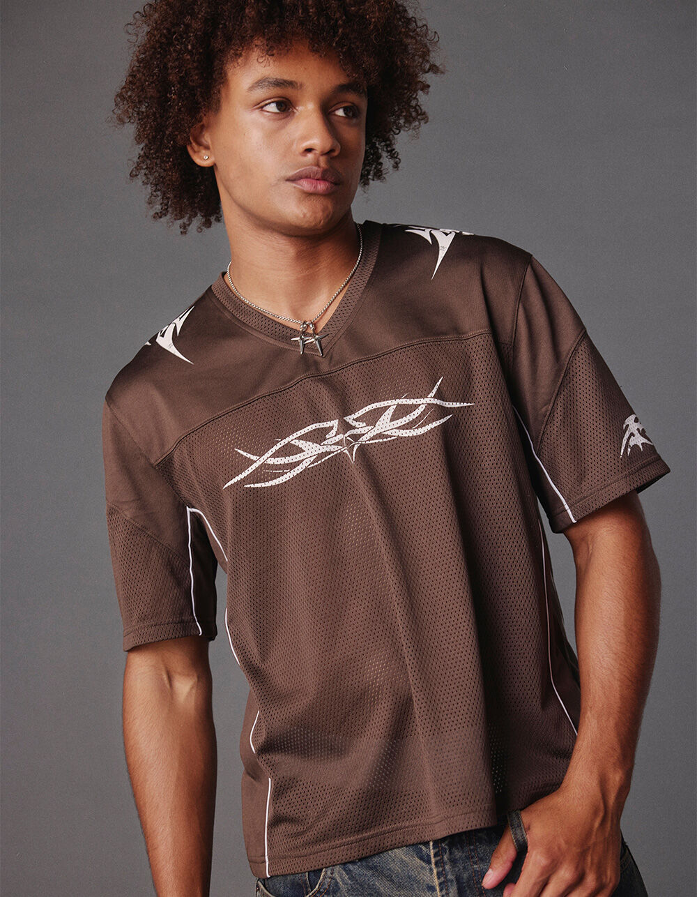 DIFFERENT IS OK Ribbed Cut-out シズニルック RSQ Mens Mesh Football Jersey - BROWN | Tillys