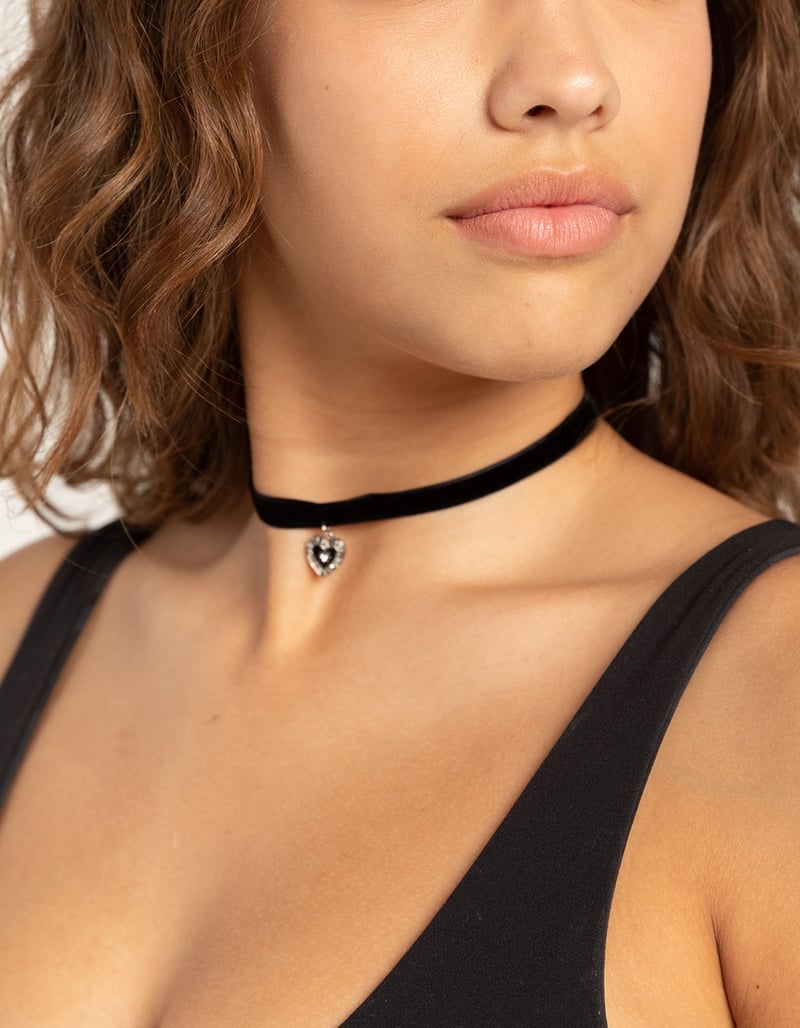 FULL TILT Heart Velvet Choker image number 3