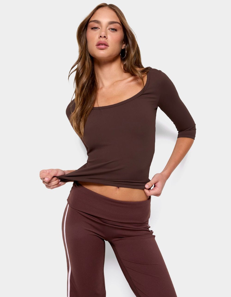 EDIKTED Desi Scoop Neck Three-Quarter Sleeve Top image number 3