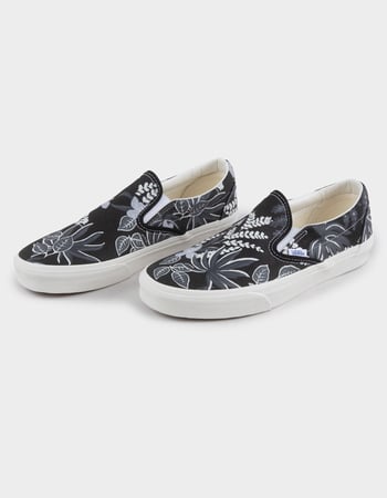 VANS Classic Slip-On Shoes Alternative Image