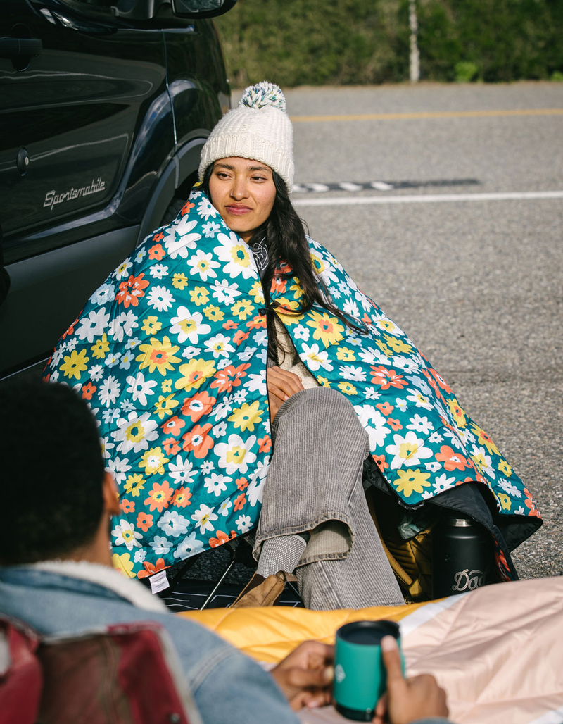 NOMADIX Spring Flowers Puffer Blanket image number 2