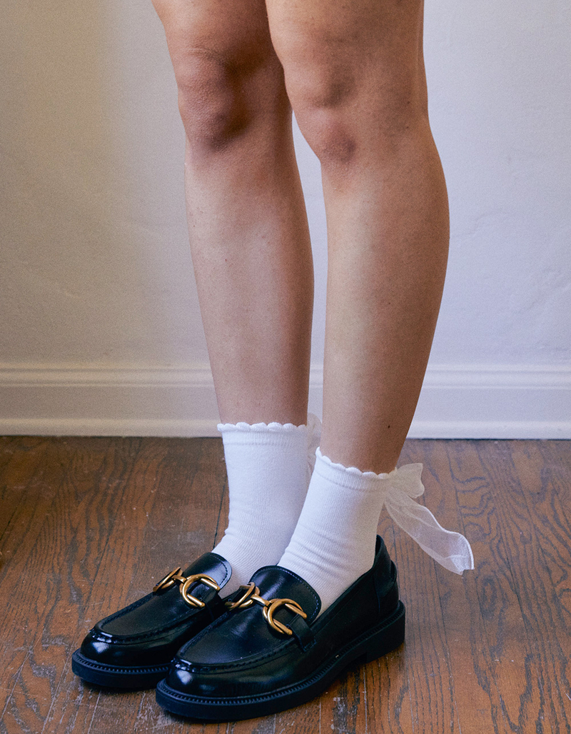 MEMOI Flowing Ribbon Back Scalloped Edge Womens Crew Socks image number 4
