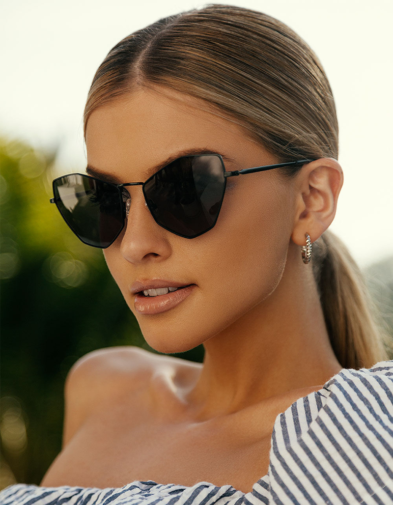 KENDALL + KYLIE Liara Sunglasses image number 1