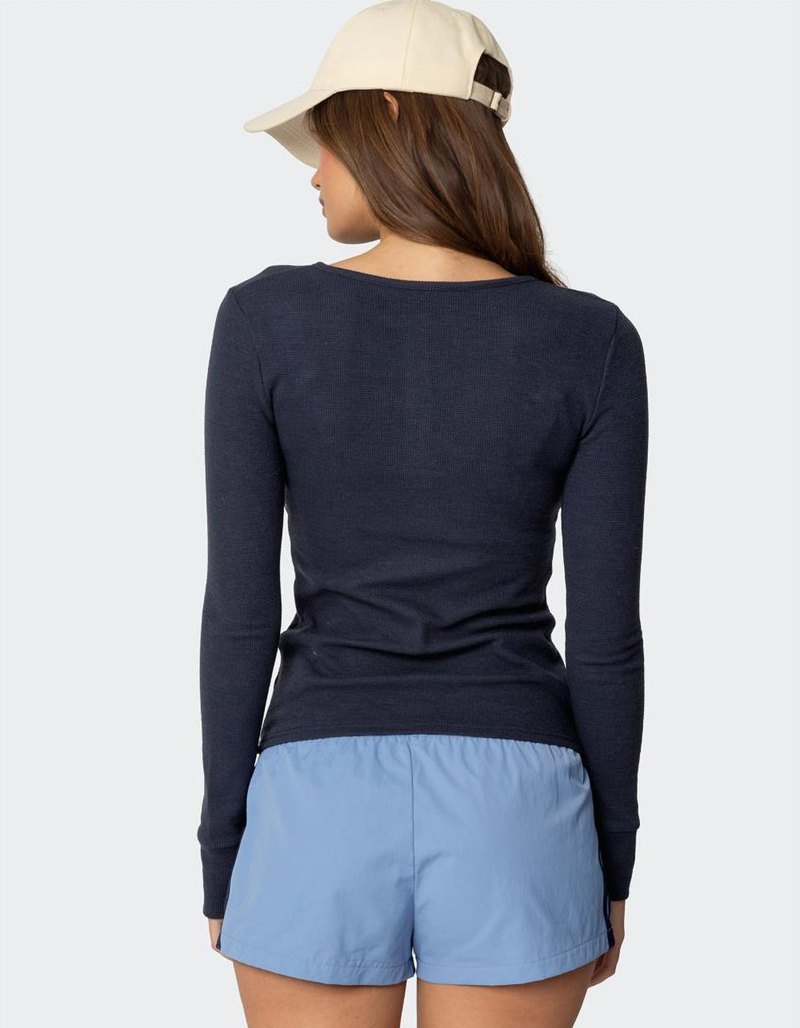EDIKTED Helaine Waffle Henley Tee image number 4