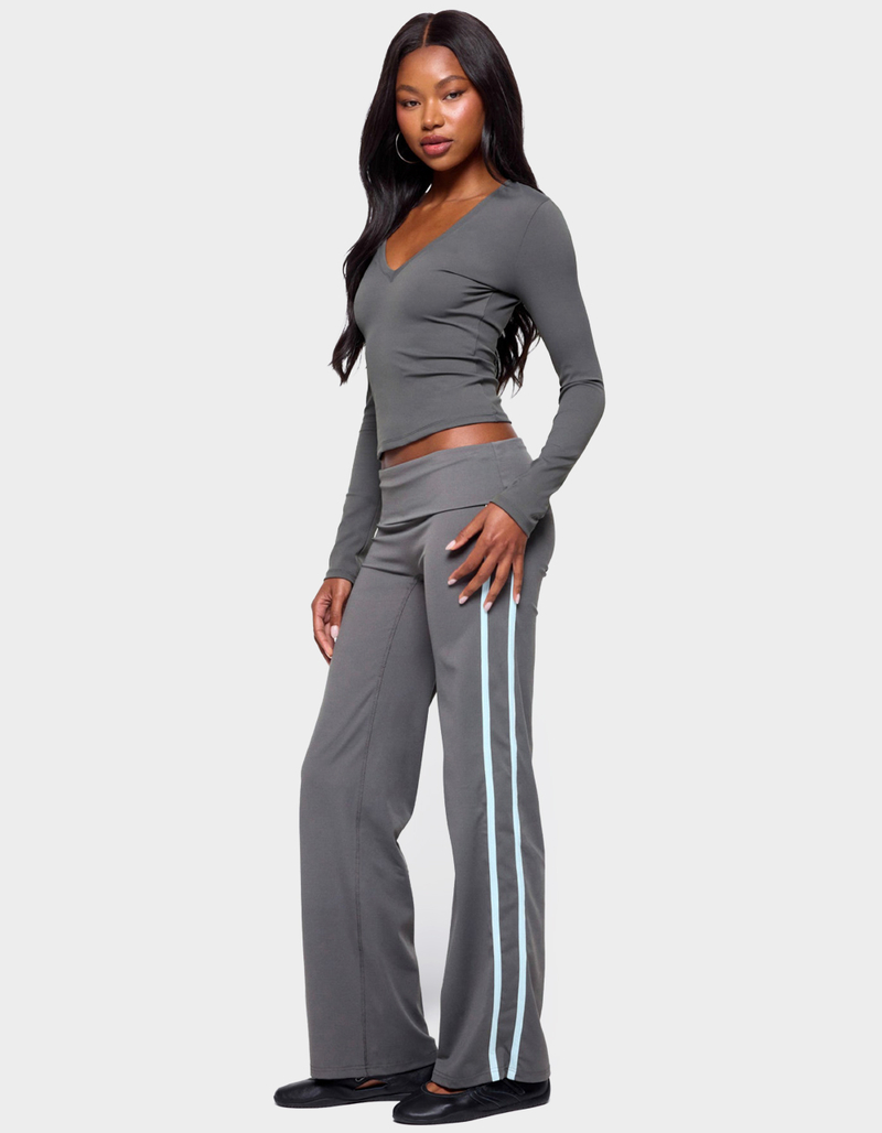 EDIKTED Ferne Long Sleeve V-Neck Top image number 4
