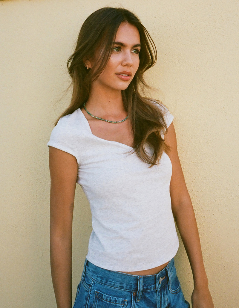 TILLYS Womens V-Neck Cap Sleeve Top image number 5