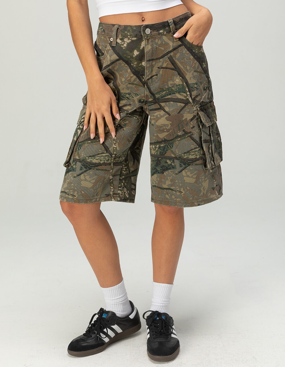 【最安値】skoot grow op camo jorts RSQ Womens Low Rise Cargo Camo Jorts - CAMO GREEN - 27 | Tillys