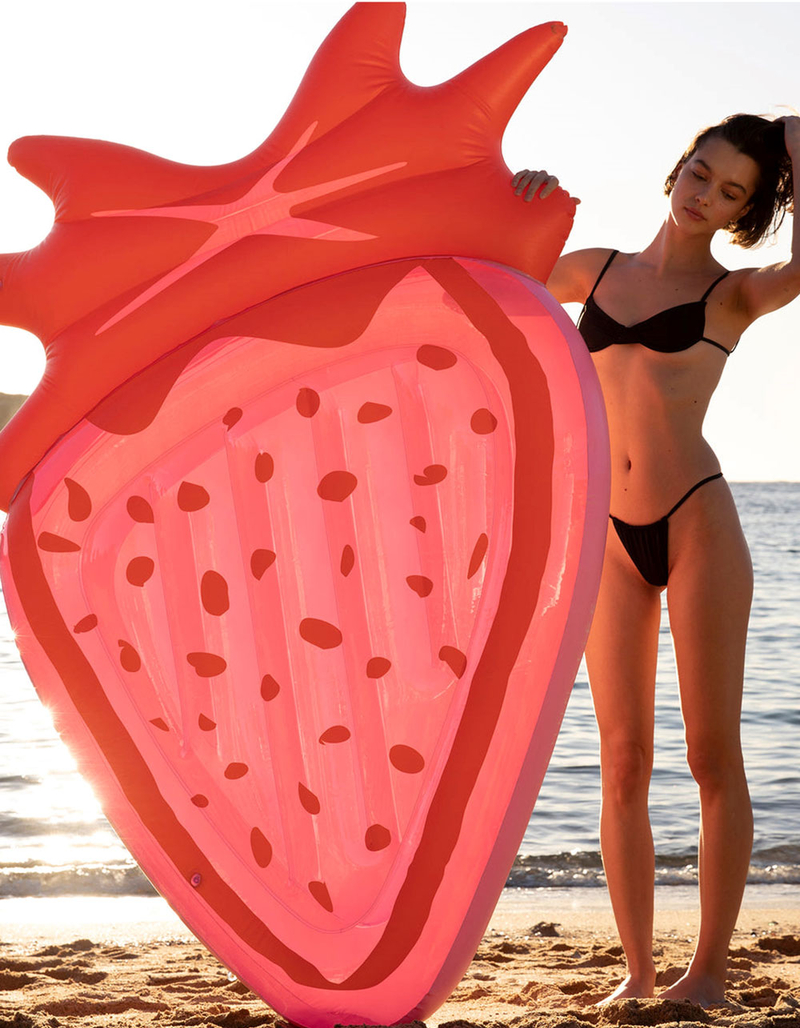 SUNNYLIFE Strawberry Luxe Lie-On Pool Float image number 3