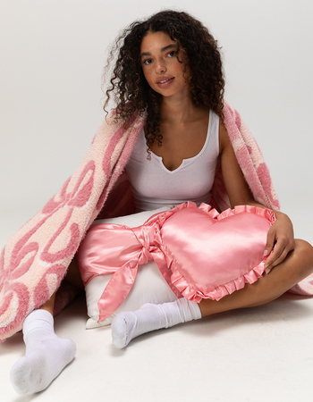 TILLYS HOME Ruffle Heart Pillow Alternative Image