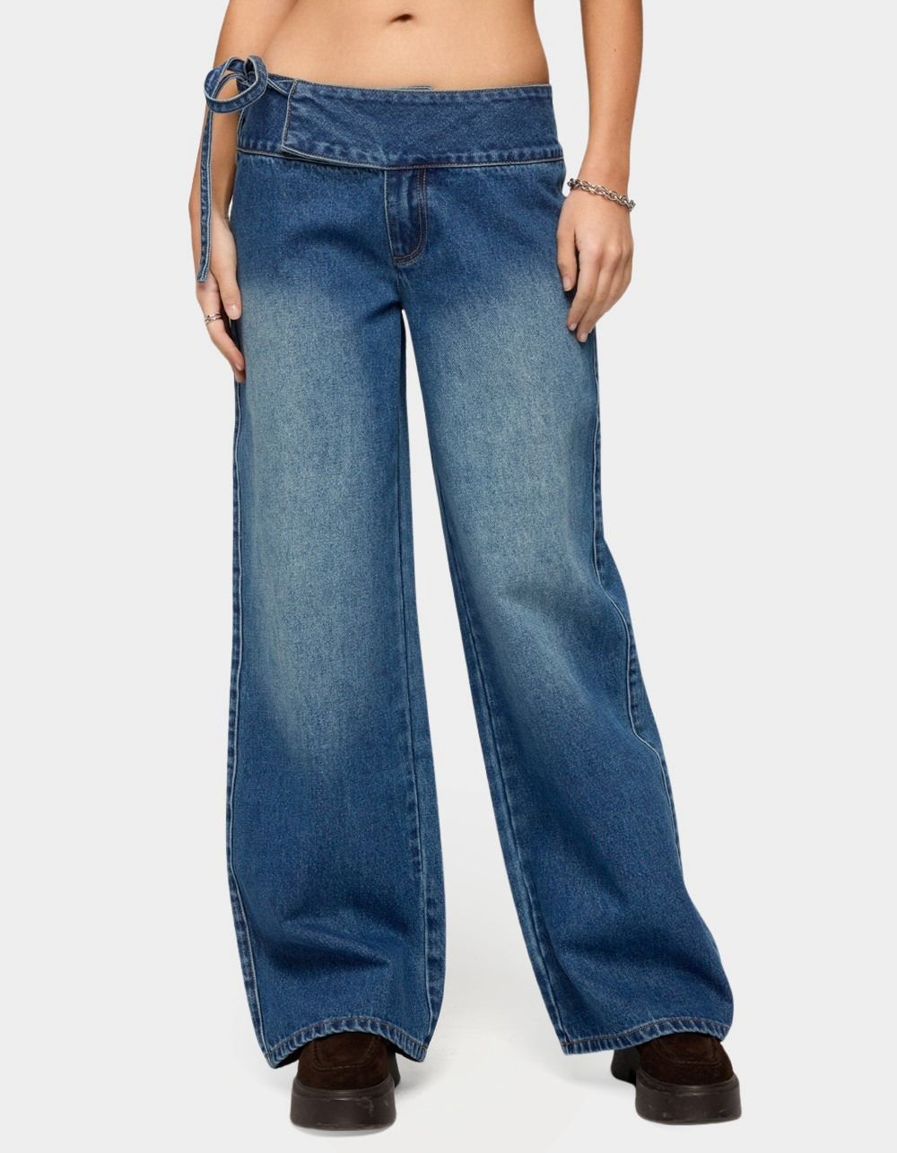 EDIKTED Cleo Tie Waist Low Rise Baggy Jeans - LIGHT BLUE