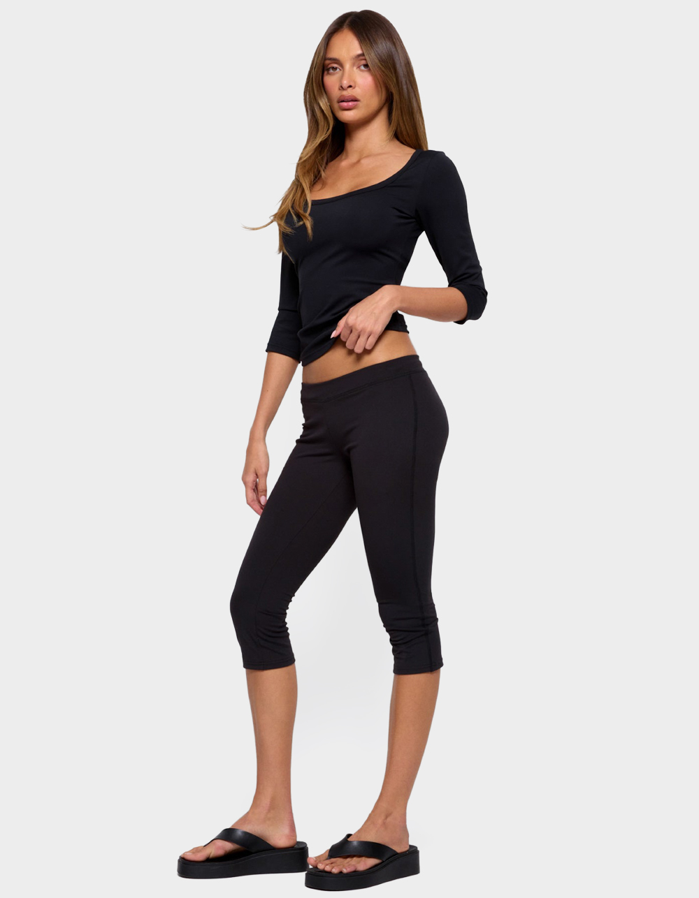 EDIKTED Desi Scoop Neck Three-Quarter Sleeve Top