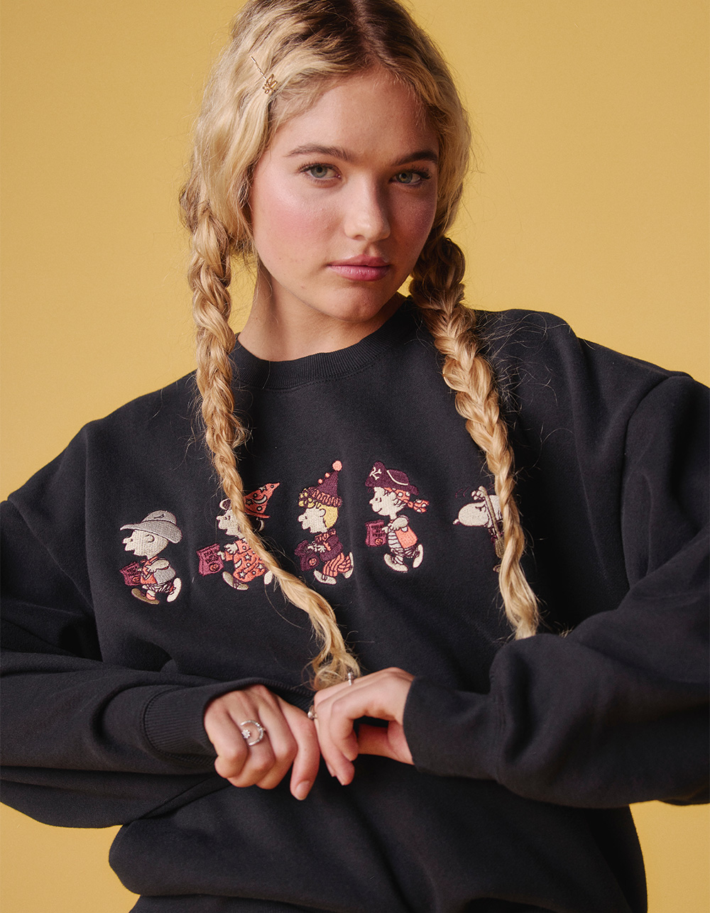 RSQ x Peanuts Embroidered Womens Crewneck Sweatshirt - BLACK
