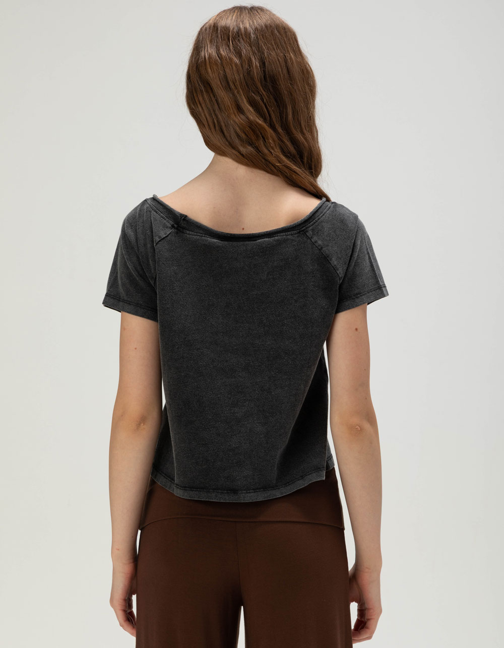 The WILD COLLECTIVE Las Vegas Raiders Womens Off Shoulder Tee - BLACK