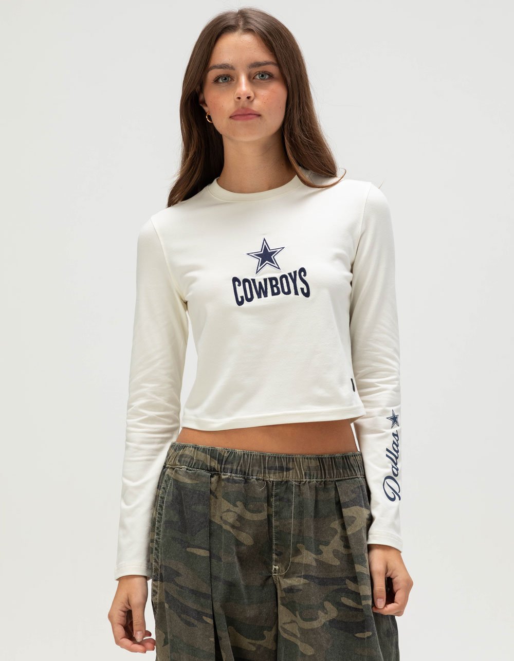 THE WILD COLLECTIVE Dallas Cowboys Womens Long Sleeve Baby Tee - WHITE