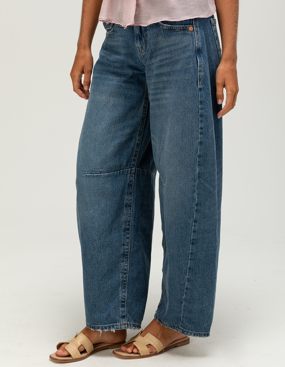 BDG Urban Outfitters Kayla Cocoon Womens Low Rise Barrel Jeans - MED BLAST