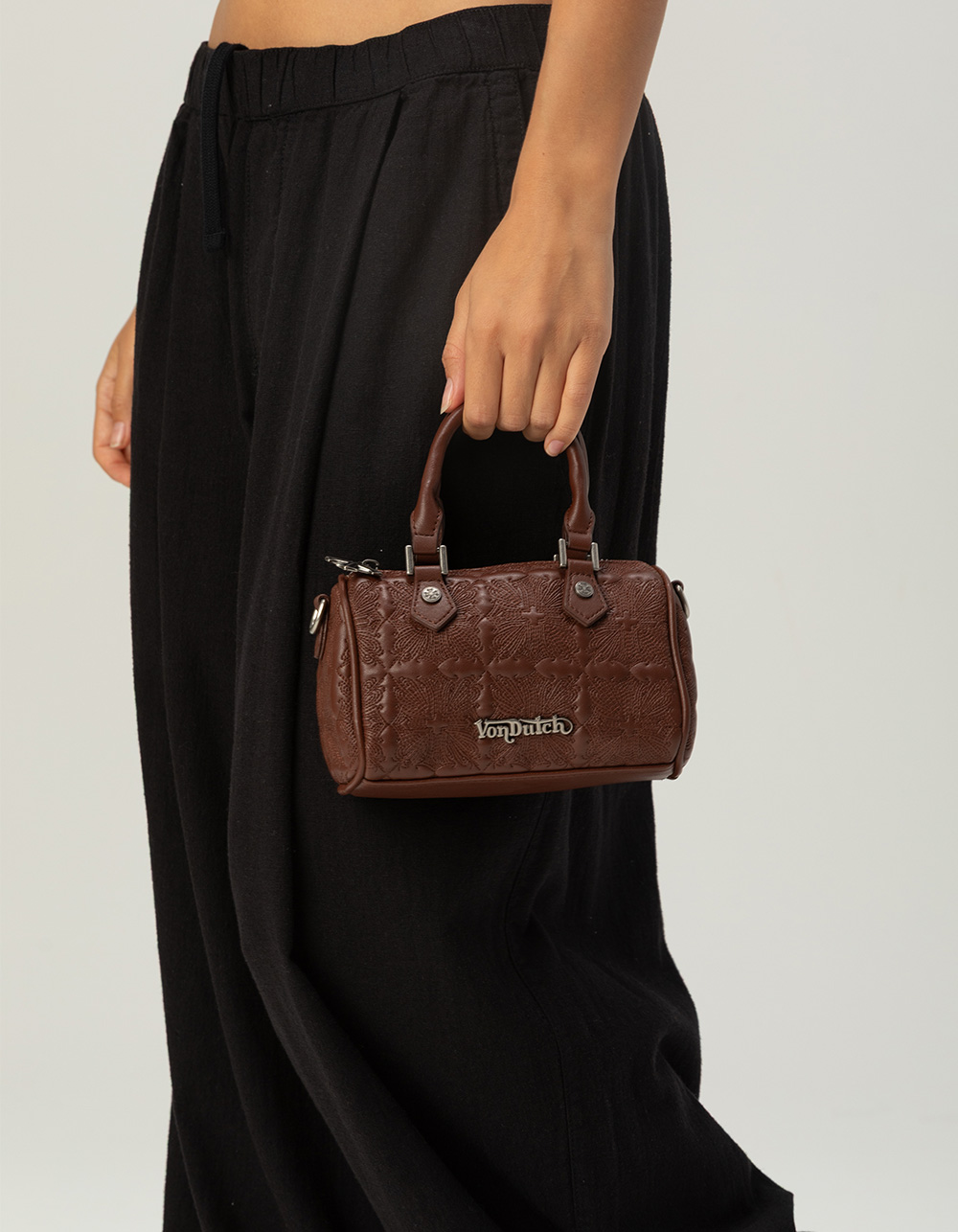 VON DUTCH Embroidered Chopper Hanna Bag - BROWN