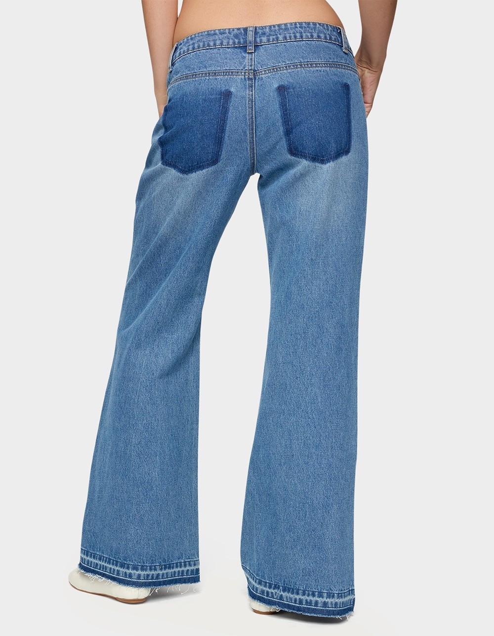 EDIKTED Nerissa Low Rise Flared Jeans - BLUE