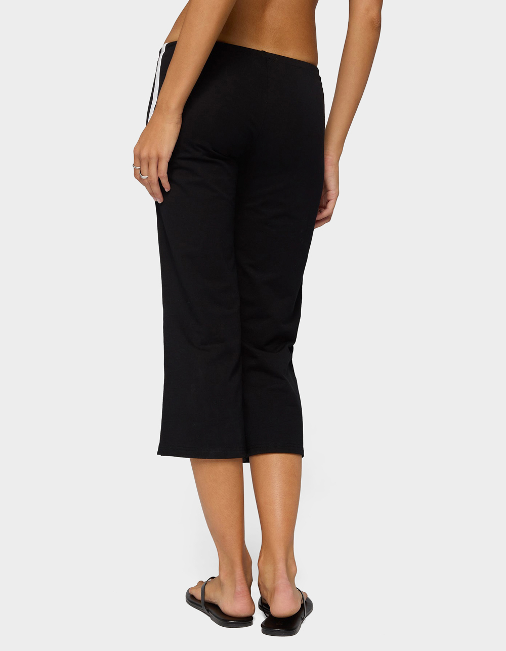 EDIKTED Milene Contrast French Terry Capri Pants