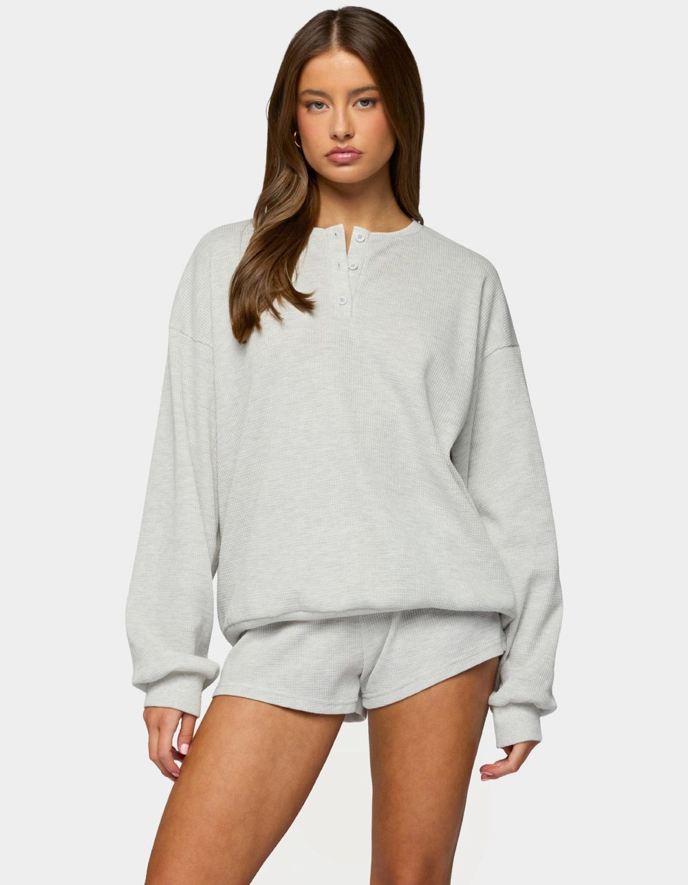 EDIKTED Baila Waffle Henley Top - LIGHT GRAY